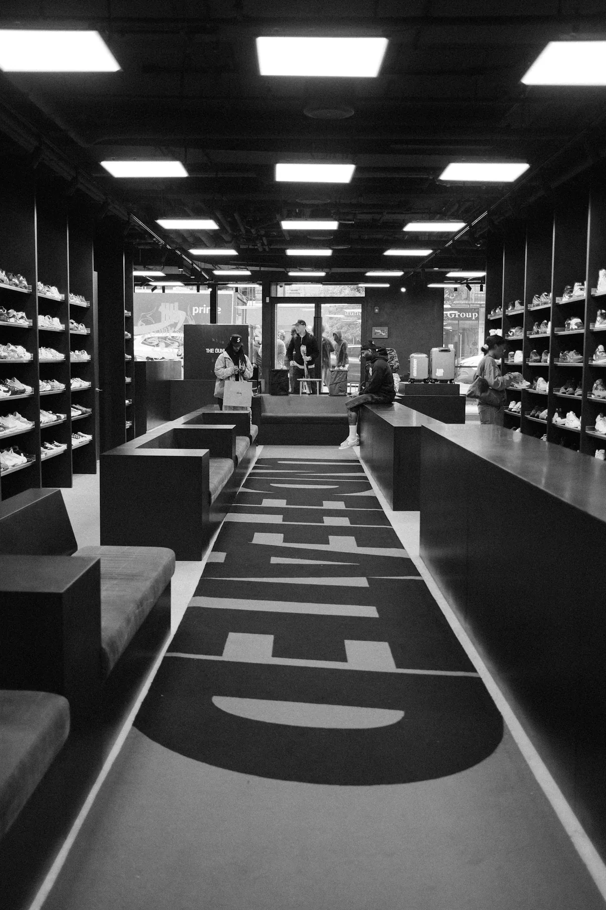Interior de una tienda de calzado con exposición de producto