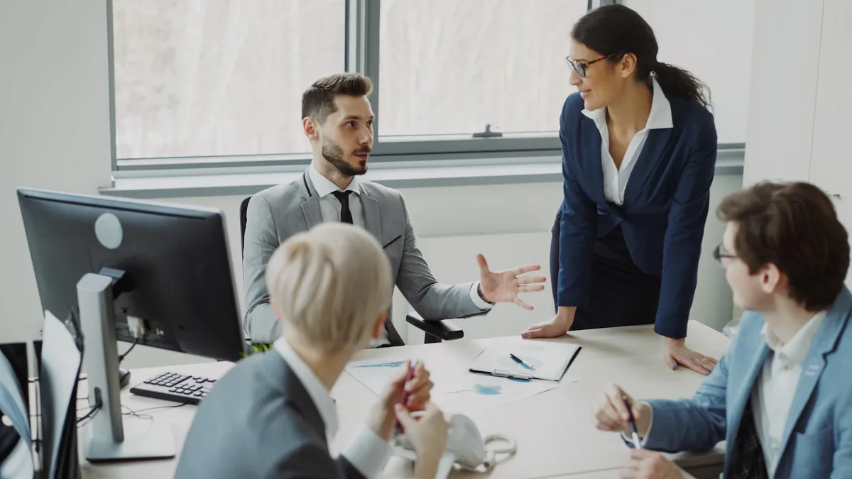Equipo profesional colaborando alrededor de una mesa de trabajo