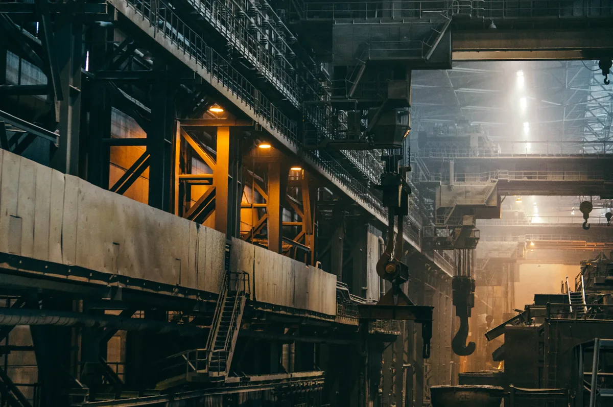 Interior de una instalación industrial con estructuras metálicas